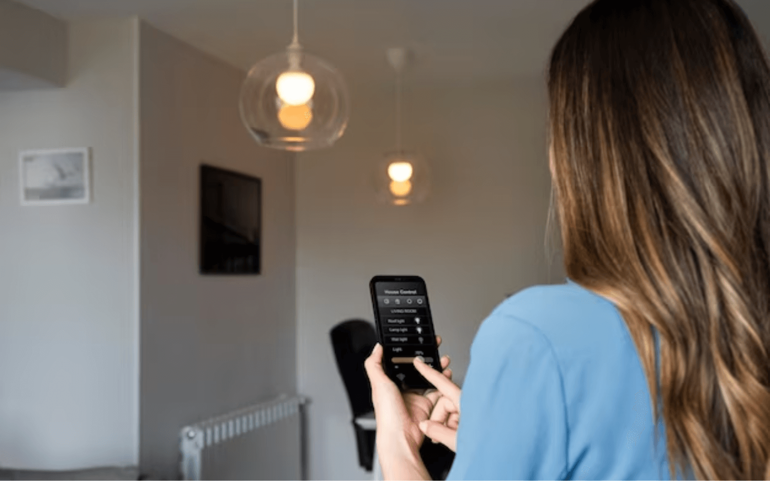 Painel de controle de automação residencial exibido em um smartphone, demonstrando como a tecnologia avançada melhora a segurança em condomínios: tudo que você precisa saber.