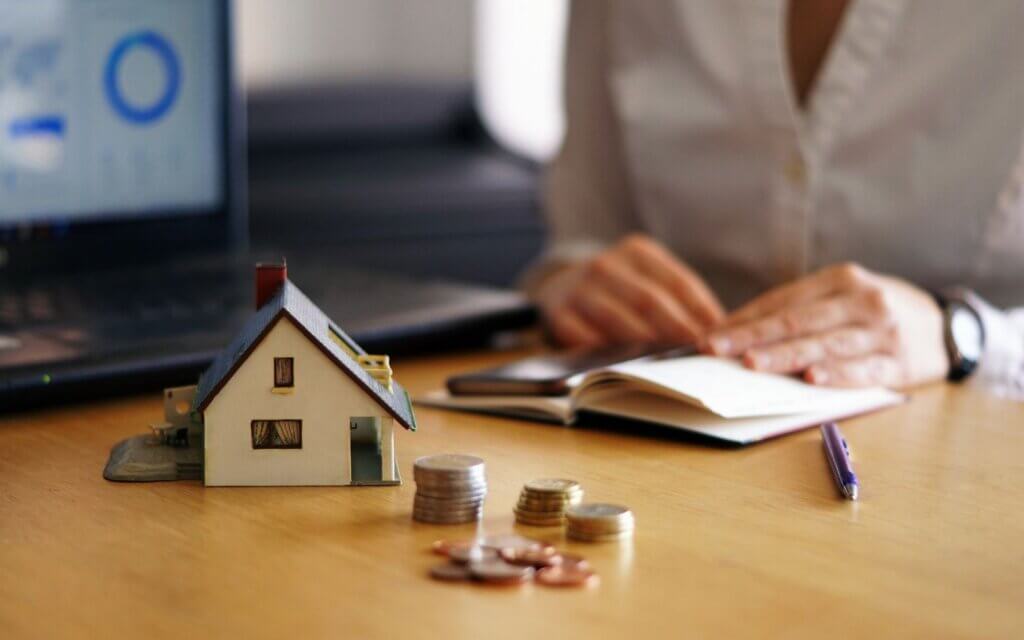 foto aproximada de uma pessoa pensando em o que é investimento